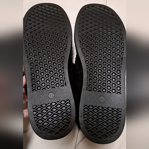 Black fuzzy moccasins, size 42, no brand tag. New condition - Picture 5 of 5